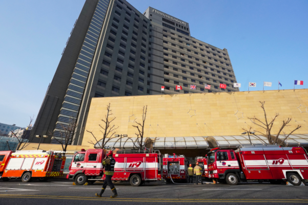 26일 오전 건물 지하에서 화재가 발생한 서울 중구 장충동 그랜드 앰배서더 호텔 앞으로 출동한 소방차들이 줄지어 서 있다. /연합뉴스