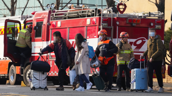 26일 오전 건물 지하에서 화재가 발생한 서울 중구 장충동 그랜드 앰배서더 호텔에서 투숙객들이 건물을 나서고 있다. /연합뉴스
