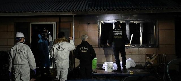 지난 25일 태국인 노동자 3명이 숨진 채 발견된 전남 해남군 현산면 주택에서 경찰 과학수사 요원과 형사가 현장 조사를 하고 있다. 불이 난 곳은 인근 공장에서 운영하는 외국인 노동자 숙소다. /연합뉴스