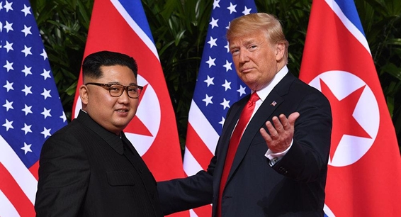  2018년 6월 싱가포르에서 열린 1차 북미 정상회담에서 도널드 트럼프 미국 대통령과 김정은 북한 국무위원장이 서로 마주보며 안부를 나누고 있다. /AP연합뉴스