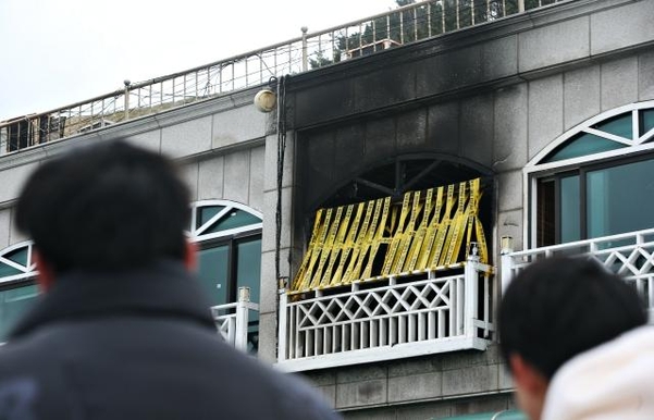 설날 가스폭발로 추정되는 사고로 일가족 5명이 사망하는 등 참사가 발생한 강원 동해시 토바펜션 피해 현장이 27일 오전 폴리스 라인으로 촘촘히 가려져 있다. /연합뉴스