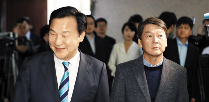 안철수(오른쪽) 전 의원과 바른미래당 손학규 대표가 27일 국회에서 만나 당 대표실로 이동하고 있다. 안 전 의원은 손 대표에게 비대위 구성 등을 요구하며 사퇴를 압박했지만, 손 대표는 “검토해 보겠다”고만 했다.