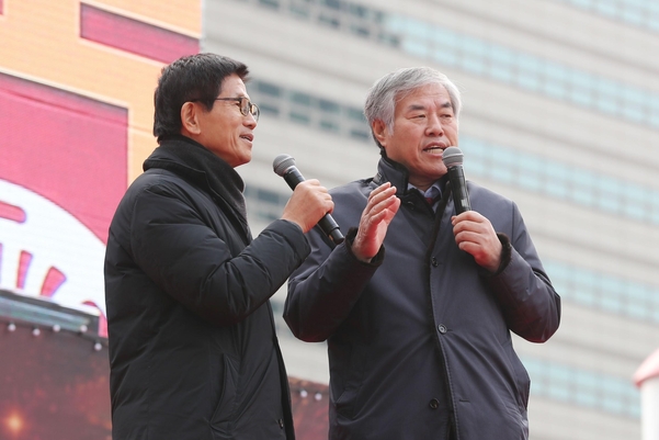 김문수(왼쪽) 전 경기지사와 전광훈 목사가 지난달 25일 서울 종로구에서 열린 '2019 자유 대한민국 전국 연합 성탄축제'에서 발언하고 있다./연합뉴스