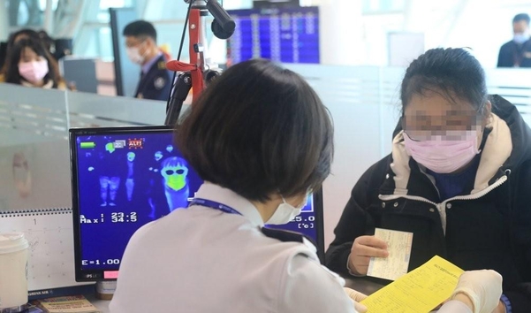 제주 국제 공항 국제선의 도착 로비로부터 질병 관리 본부 국립 제주 검역 직원이 열화상 카메라로, 중국 입국자의 체온을 측정하고 있다./연합 뉴스