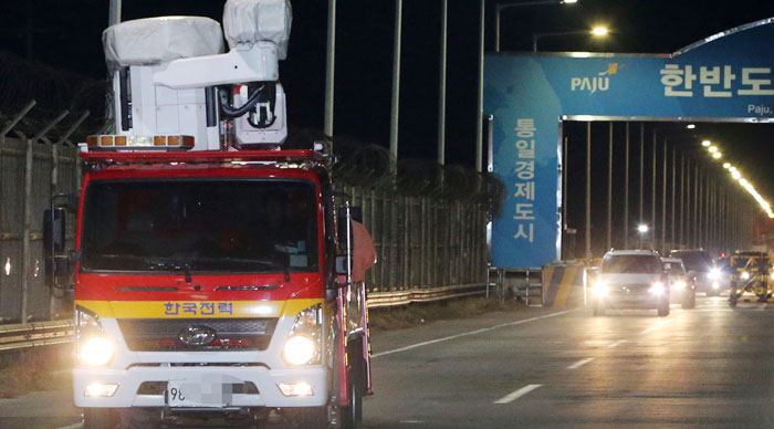 개성 남북공동연락사무소에서 근무하는 우리 측 직원들을 태운 차량이 30일 밤 경기 파주 통일대교를 빠져나오고 있다.