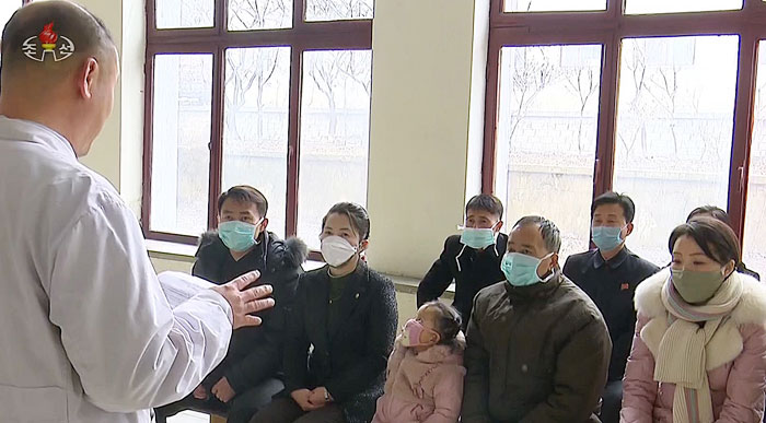 북한 의료진이 주민들에게 신종 코로나 바이러스 감염증(우한 폐렴)에 대해 교육하고 있다.