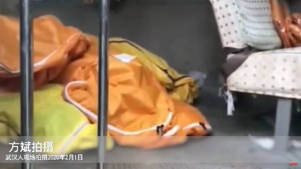 지난 1일 중국 누리꾼 팡빈(方斌)씨가 촬영한 영상. 우한 제5병원 입구에 주차된 승합차 안에 시신 자루 8개가 놓여 있다. /유튜브 캡처