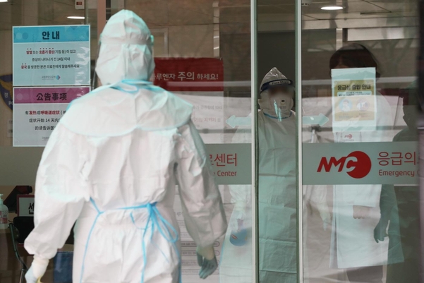 지난달 29일 서울 중구 국립중앙의료원에서 의료진이 신종 코로나바이러스 감염증 선별진료소에서 나와 응급실로 들어가고 있다./연합뉴스