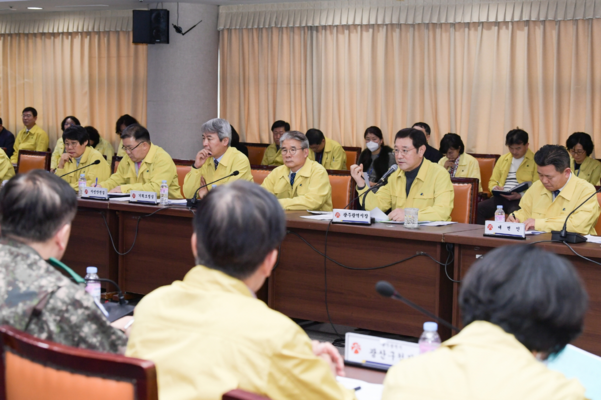 광주광역시는 우한 폐렴 확진 환자가 발생한 4일 오후 재난안전대책본부 회의를 갖고, 관련 기관들과 확산 차단책을 마련하느라 바쁘게 움직였다./광주시 제공