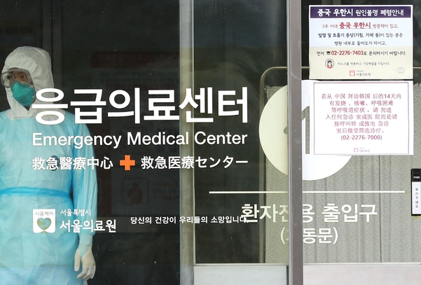 지난 달 국내 신종코로나바이러스 감염증 5번째, 7번째 확진 환자가 입원 중인 서울 중랑구 서울의료원에서 의료진이 업무를 보고 있다./연합뉴스