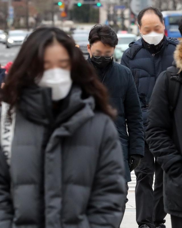 지난달 28일 서울 광화문 사거리에서 출근길 시민들이 마스크를 착용하고 있다. /연합뉴스