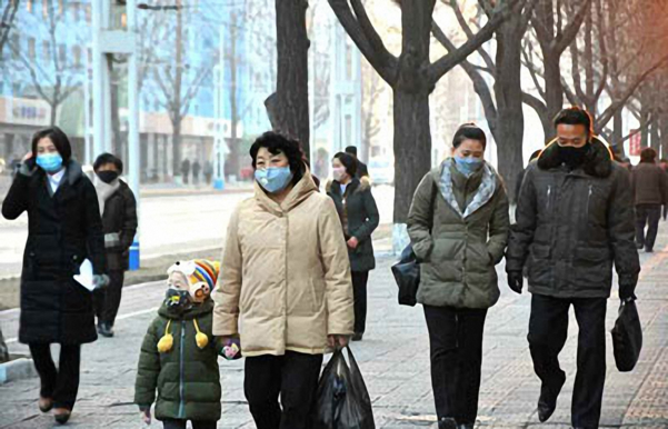 북한 보건당국은 신형 코로나 바이러스 감염증이 국내로 전파되지 않도록 예방과 방역 작업에 사활을 걸고 있다고 노동신문이 3일 보도했다. 북한 주민들이 마스크를 쓰고 거리를 지나고 있다./노동신문