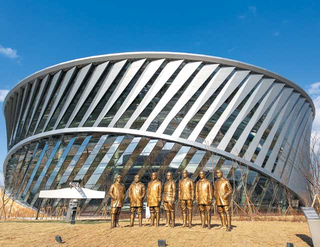 오는 5월 개관하는 서울 공항동 '국립항공박물관' 야외에 먼저 전시된 '노백린과 6인의 항공독립운동가' 조형물.