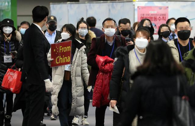 5일 오전 인천국제공항 1터미널에서 중국발 여객기를 타고 도착한 승객들이 검역대를 통과해 중국 전용입국장으로 이동하고 있다. /연합뉴스
