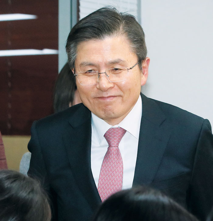 자유한국당 황교안 대표가 7일 4·15 총선 서울 종로 출마 선언을 위해 영등포 당사에 들어서고 있다.