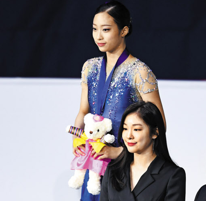 2020 국제빙상경기연맹(ISU) 4대륙 피겨선수권대회 여자 프리스케이팅에서 은메달을 차지한 유영(위)이 시상식에 참여한 김연아와 함께 기념 촬영하는 모습. 유영은 한국 선수로는 김연아 이후 11년 만에 이 대회 시상대에 올랐다. 