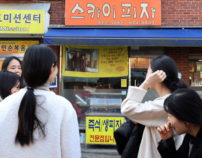 '기생충' 촬영지를 찾아온 팬들이 11일 서울 동작구의 한 피자 가게 앞에 모여들었다. 