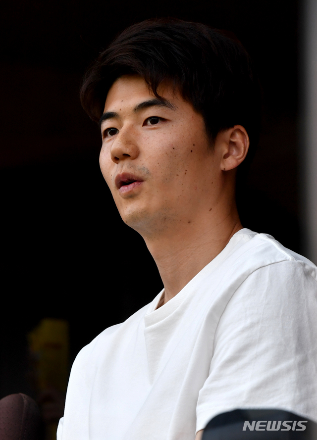 광주FC 실점 위기 넘기자 안도하는 기성용