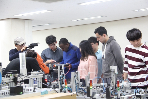 영남이공대학교 기계계열 학생들이 실습을 하고 있는 모습. /영남이공대학교 제공