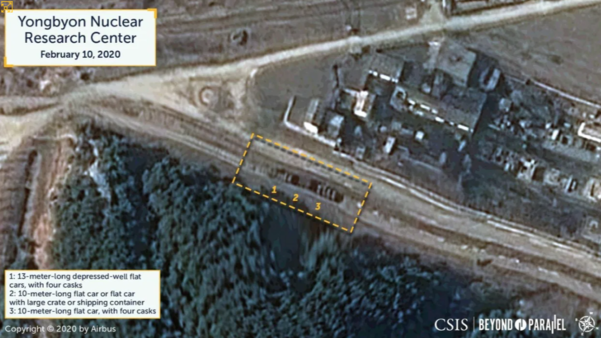 지난 10일 북한 영변 방사화학실험실 서쪽에 과거 방사성 물질 이동과 관련됐던 3대의 특수 궤도차가 서 있는 모습이 인공위성에 포착됐다./분단을 넘어 사이트 캡처