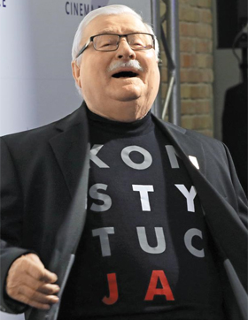 ‘헌법’ 새긴 셔츠 입고 레흐 바웬사 전 폴란드 대통령은 “포퓰리즘을 도구 삼아 민주주의를 후퇴시키는 새 독재에 맞서야 한다”고 했다. 사진은 그가 지난해 2월 독일 베를린영화제에서 폴란드어로 ‘헌법(Konstytucja)’이 쓰인 셔츠를 입은 모습.