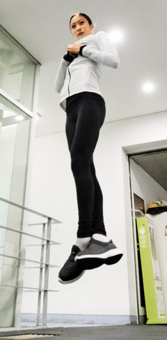 유영이 12일 서울 태릉 빙상장 아이스링크 밖 복도에서 지상 훈련을 하며 점프를 연습하는 모습. 