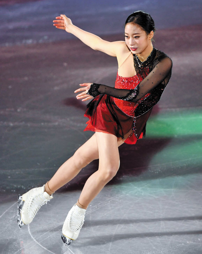 지난 9일 서울 목동 아이스링크에서 열린 ISU 4대륙 피겨스케이팅 선수권 대회 갈라쇼에 나서 연기하는 유영. 그는 이 대회 여자 싱글 은메달을 따냈다.