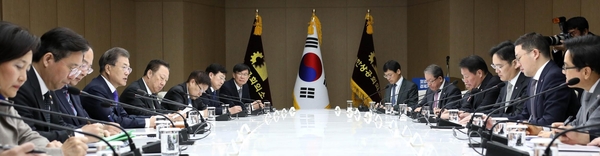 문재인 대통령이 13일 오전 중구 대한상공회의소에서 열린 코로나19 대응 경제계 간담회에서 발언하고 있다. /연합뉴스