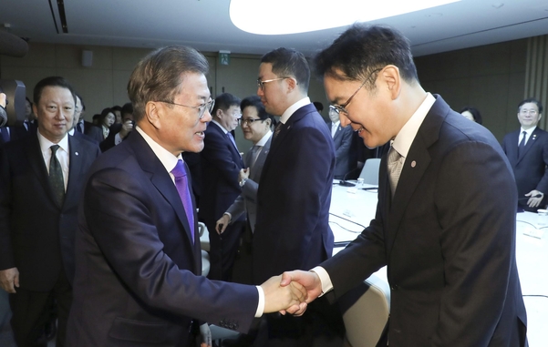 문재인 대통령이 13일 오전 서울 대한상공회의소에서 열린 코로나19 대응 경제계 간담회에서 이재용 삼성전자 부회장과 인사하고 있다. /연합뉴스