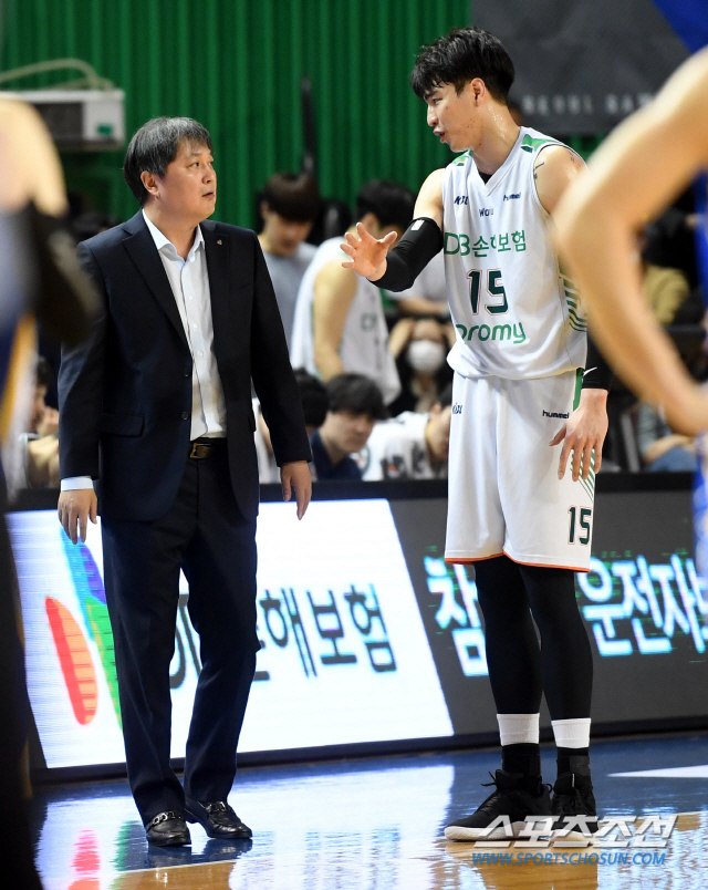 서울 삼성과 원주 DB의 2019-2020 프로농구 경기가 13일 잠실실내체육관에서 열렸다. DB 이상범 감독과 김종규가 이야기를 나누고 있다. 잠실실내체=허상욱 기자 wook@sportschosun.com/2020.02.13/