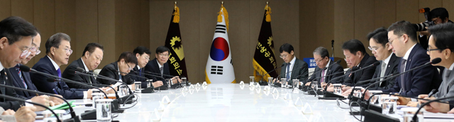 文대통령·재계 우한 폐렴 대응 간담회 - 문재인 대통령이 13일 오전 서울 중구 대한상공회의소에서 열린 우한 코로나 대응 관련 경제계 간담회에서 발언하고 있다. 이날 회의엔 이재용 삼성전자 부회장, 윤여철 현대차 부회장, 최태원 SK 회장, 구광모 LG 회장, 황각규 롯데지주 부회장, 이재현 CJ 회장, 박용만 대한상공회의소 회장 등이 참석했다. 문 대통령은 예정된 투자를 차질 없이 이행해 줄 것을 당부했고, 재계는 주 52시간제 등 규제 완화를 건의했다.