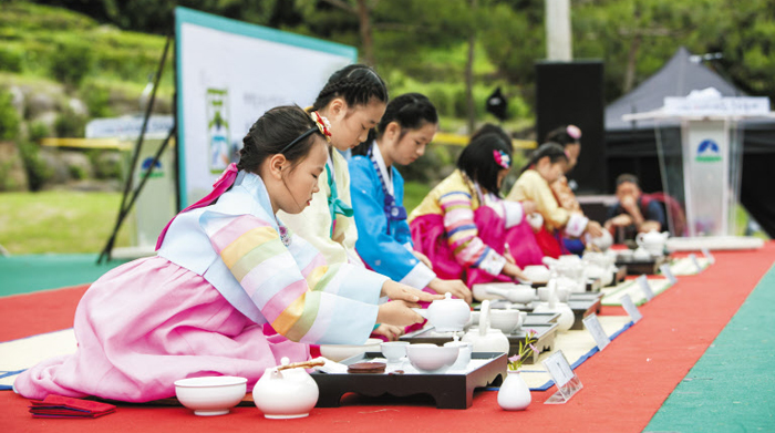 지난해 5월 하동 야생차 축제에 참가자들이 다도체험을 하고 있다.