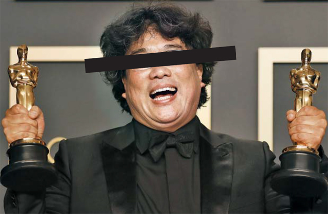 영화 ‘기생충’의 봉준호 감독이 지난 9일(현지 시각) 미국에서 열린 아카데미 시상식에서 오스카 트로피를 들고 활짝 웃고 있다. 이 사진은 ‘기생충’포스터를 패러디한 것이다. /EPA 연합뉴스