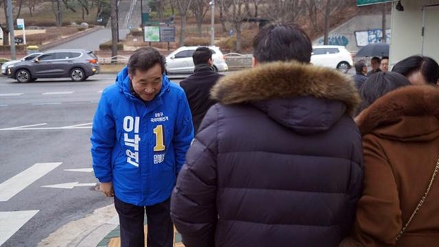 더불어민주당 이낙연 전 국무총리가 지난 12일 오전 서울 종로구 일대에서 시민들에게 아침 인사하고 있다. /이낙연 페이스북 캡처
