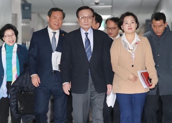 더불어민주당 이해찬(가운데) 대표 등 당 지도부가 14일 오전 국회 의원회관에서 열린 확대간부회의에 참석하기 위해 이동하고 있다. /연합뉴스