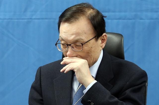 더불어민주당 이해찬 대표가 14일 국회 의원회관에서 열린 확대간부회의에서 생각에 잠겨있다. /연합뉴스