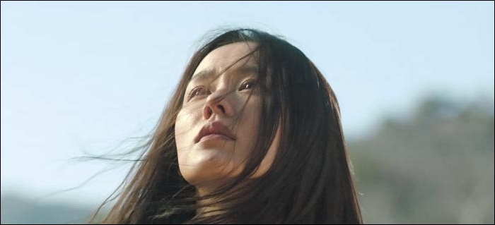 연홍(손예진 분)은 국회의원에 출마한 남편(김주혁 분)의 선거운동원들과 취재기자들에게 먹이기 위해 싼 김밥 한 점을 등교하는 딸(신지훈 분) 입에 넣어준다. 김밥은 연홍이 딸에게 먹인 마지막 음식이 된다. 딸의 죽음이 남편 때문임을 알게 된 연홍은 남편이 출마한 지역에서 사실 그 자체만으로 문제가 된다는 전라도 음식으로 남편 밥상을 차린다. 복수를 마친 연홍은 딸의 아지트였던 찔레꽃 언덕을 찾아간다. 거기에는 딸이 좋아했던 과자가 을씨년스럽게 널려 있다. /영화 화면