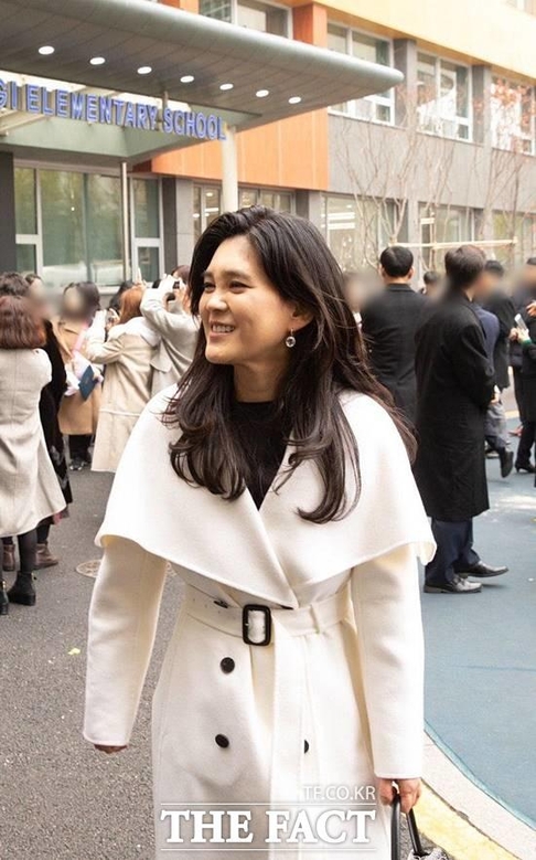 흰색 코트를 입고 아들 졸업식에 참석한 이부진 사장./더팩트 제공