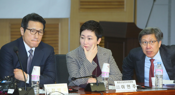 정병국(왼쪽부터), 이언주, 박형준 공동위원장이 14일 국회 의원회관에서 열린 통합신당준비위원회에서 논의하고 있다./연합뉴스
