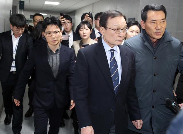 더불어민주당 이해찬 대표가 14일 국회 의원회관에서 열린 확대간부회의가 비공개로 전환되자 회의장을 나서고 있다. /연합뉴스
