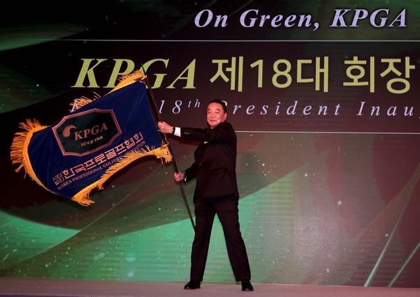 4일 취임식을 가진 구자철 KPGA 회장이 협회 깃발을 흔들고 있다./KPGA