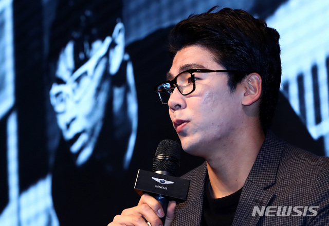 취재진 질문에 답하는 정현