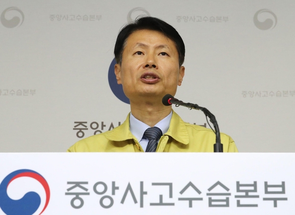 김강립 중앙사고수습본부 부본부장(보건복지부 차관)이 14일 오전 정부세종청사에서 정례 브리핑을 하고 있다./연합뉴스