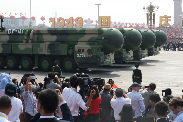 중국이 지난 1일 건국 70주년 열병식에서 처음 공개한 둥펑(DF)-17 극초음속 탄도미사일. /AP 연합뉴스