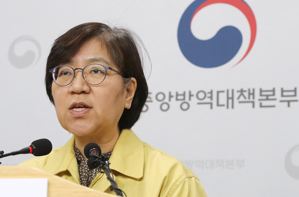 정은경 중앙방역대책본부장(질병관리본부장)이 14일 오후 충북 청주시 질병관리본부에서 신종 코로나바이러스 감염증(코로나19) 국내 발생현황 및 확진환자 중간조사 결과 등 정례브리핑을 하고 있다. /연합뉴스