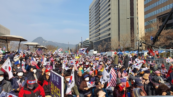 문재인하야범국민투쟁본부(범투본) 등 보수단체 회원들이 15일 오후 서울 종로구 광화문광장에서 열린 '대한민국 바로세우기 국민대회'에 마스크를 쓴 채 참석하고 있다./김송이 기자