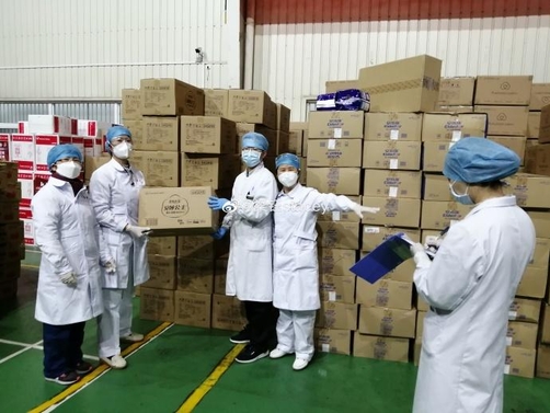중국 후베이성의 병원에서 코로나19 환자들을 치료하는 여성 의료진에게 여성 생리용품이 전달되고 있다. /웨이보 梁鈺stacey