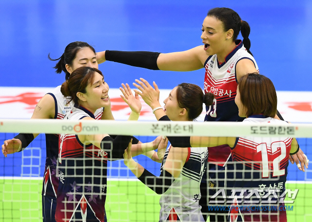 '2019-2020 V리그' 여자부 현대건설과 KGC인삼공사의 경기가 15일 오후 수원실내체육관에서 열렸다. KGC인삼공사 디우프가 득점 후 기뻐하고 있다. 수원=박재만 기자 pjm@sportschosun.com/2020.02.15/