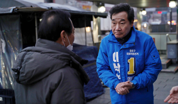더불어민주당 후보로 종로 출마를 선언한 이낙연 전 국무총리가 13일 오전 서울 종로구 동대문역 인근에서 시민과 인사하고 있다./연합뉴스