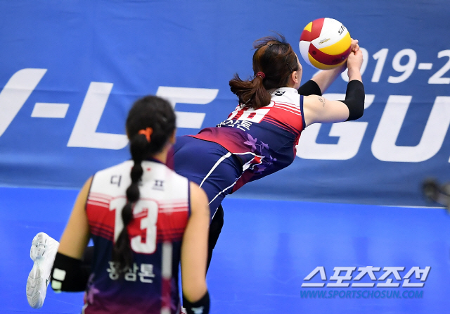 '2019-2020 V리그' 여자부 현대건설과 KGC인삼공사의 경기가 15일 오후 수원실내체육관에서 열렸다. KGC인삼공사 고의정이 몸을 날려 공을 받아내고 있다. 수원=박재만 기자 pjm@sportschosun.com/2020.02.15/